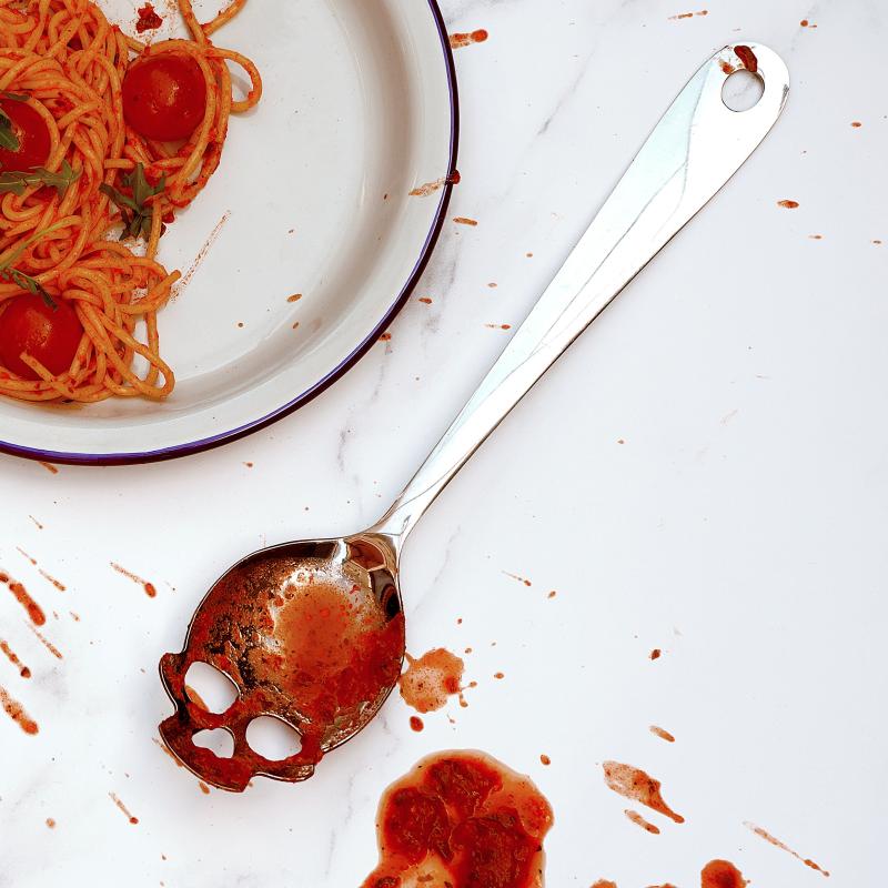 Schädel-Servierlöffel – Edelstahl-Löffel mit Totenkopf-Design - benutzt mit Sauce